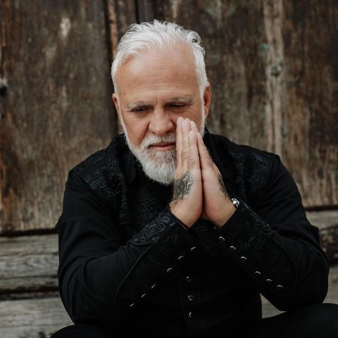Nino de Angelo, weiße Haare, schwarzes Hemd, im Portrait