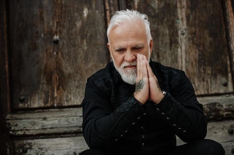 Nino de Angelo, weiße Haare, schwarzes Hemd, im Portrait