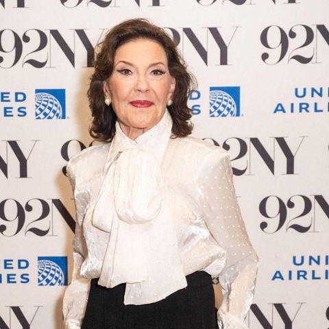 Kelly Bishop im Portrait. Sie schulterlange braune Haare und trägt eine weiße Bluse