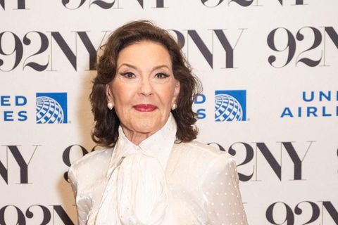 Kelly Bishop im Portrait. Sie schulterlange braune Haare und trägt eine weiße Bluse
