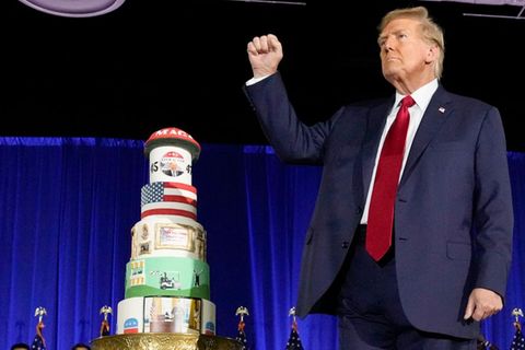 Donald Trump an seinem 75. Geburtstag im vergangenen Jahr – neben seiner Geburtstagstorte