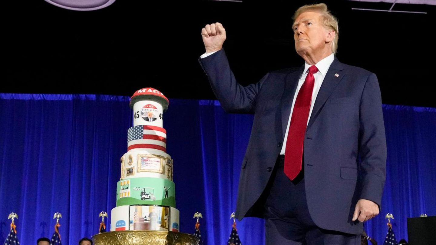 Donald Trump an seinem 75. Geburtstag im vergangenen Jahr – neben seiner Geburtstagstorte