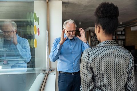 Generationenkonflikt: Ein älterer Mann und eine junge Frau streiten