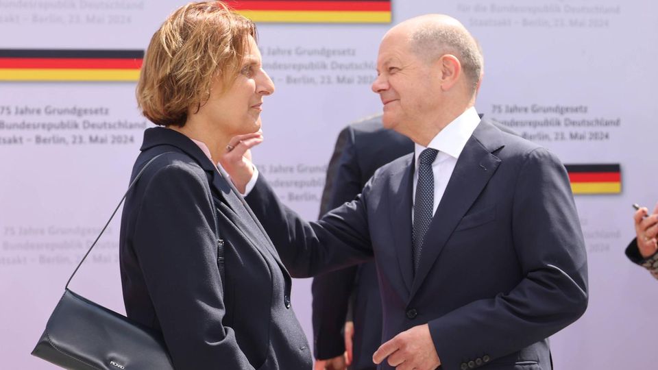 Sie lernten sich über die SPD kennen. Was Olaf Scholz über die Ehe mit seiner Frau Britta Ernst sagt, sehen Sie im Video.