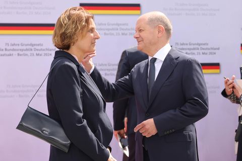 Sie lernten sich über die SPD kennen. Was Olaf Scholz über die Ehe mit seiner Frau Britta Ernst sagt, sehen Sie im Video.