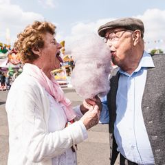 Ehepaar in Rente nascht gemeinsam von einer Zuckerwatte