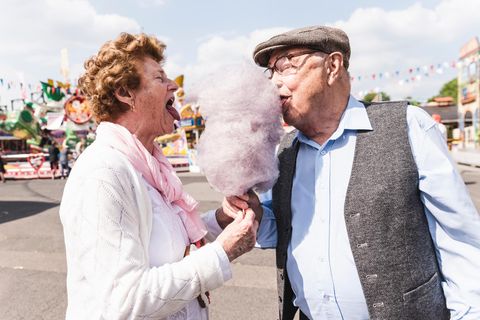 Ehepaar in Rente nascht gemeinsam von einer Zuckerwatte