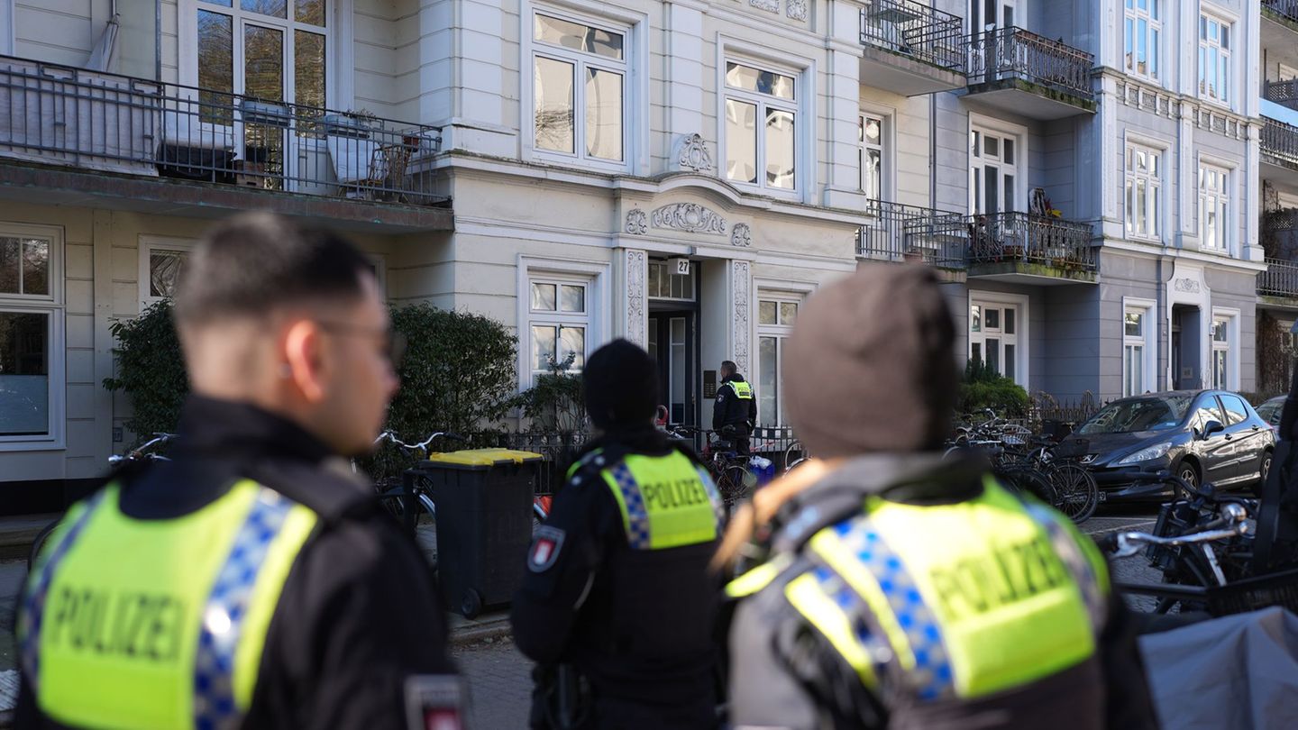 Nach dem Fund einer toten Frau untersucht die Hamburger Polizei eine Altbauwohnung im Stadtteil Hoheluft-West