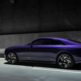 Ein lilaner Rolls-Royce beim Fahren auf der Straße