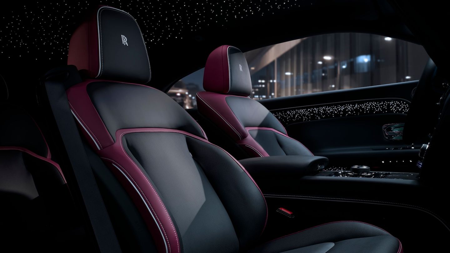 Der Innenraum des Rolls-Royce bei Nacht – sogar mit Sternhimmel