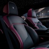 Der Innenraum des Rolls-Royce bei Nacht – sogar mit Sternhimmel