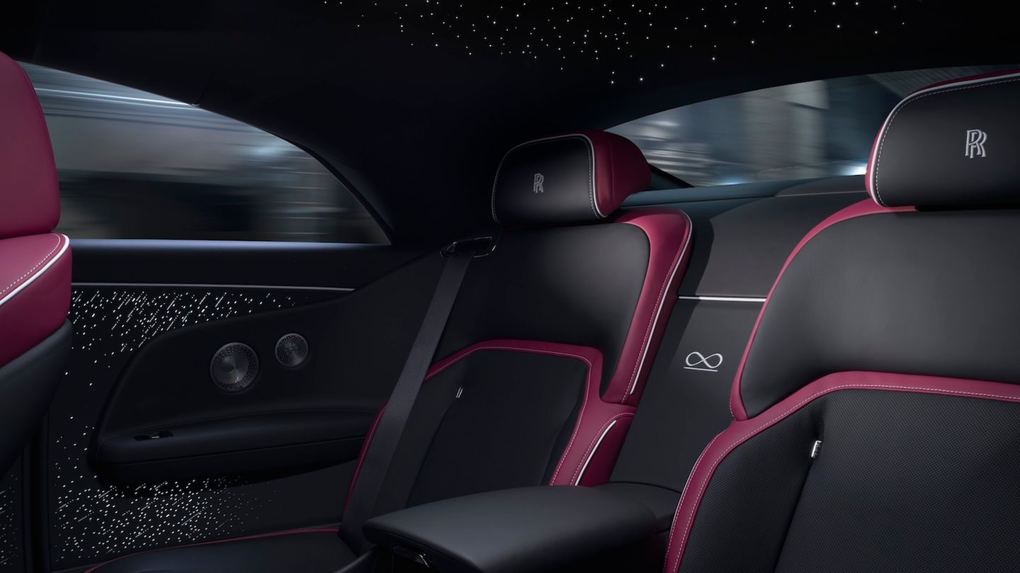 Die Rücksitze des des Rolls-Royce bei Nacht