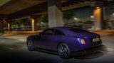 Ein lilaner Rolls-Royce beim Fahren auf der Straße