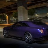 Ein lilaner Rolls-Royce beim Fahren auf der Straße