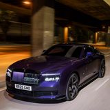 Ein lilaner Rolls-Royce beim Fahren auf der Straße von vorne fotografiert