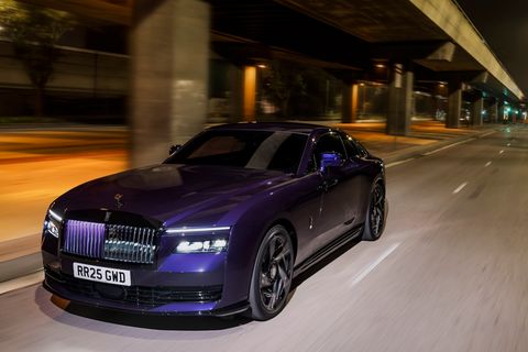 Ein lilaner Rolls-Royce beim Fahren auf der Straße von vorne fotografiert