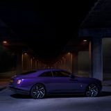 Ein lilaner Rolls-Royce steht Nachts einsam unter einer Brücke