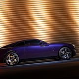 Ein lilaner Rolls-Royce auf einer Schräge vor einem goldenen Hintergrund