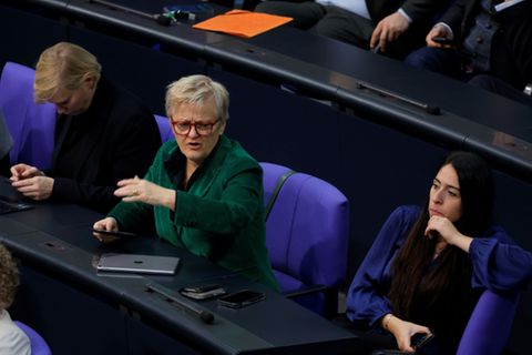 Renate Künast (Mitte) im Bundestag