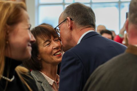 Charlotte Merz: Wer ist die Frau an Friedrich Merz' Seite? (Video)
