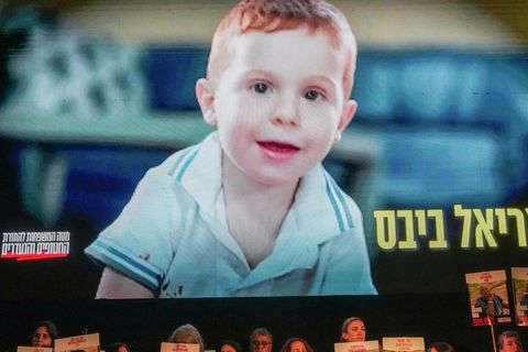 Während einer Protestkundgebung in Tel Aviv läuft im Hintergrund ein Video mit Ariel Bibas
