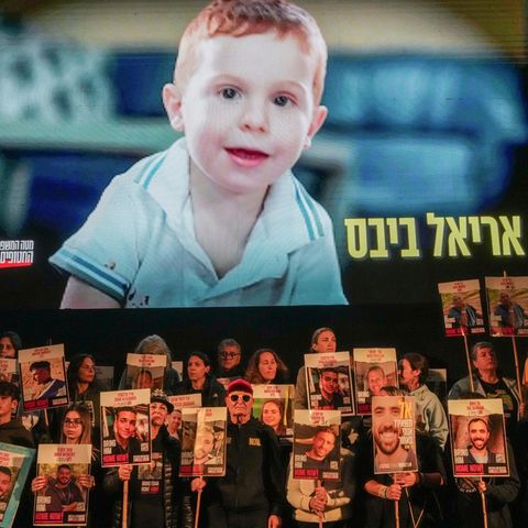 Während einer Protestkundgebung in Tel Aviv läuft im Hintergrund ein Video mit Ariel Bibas