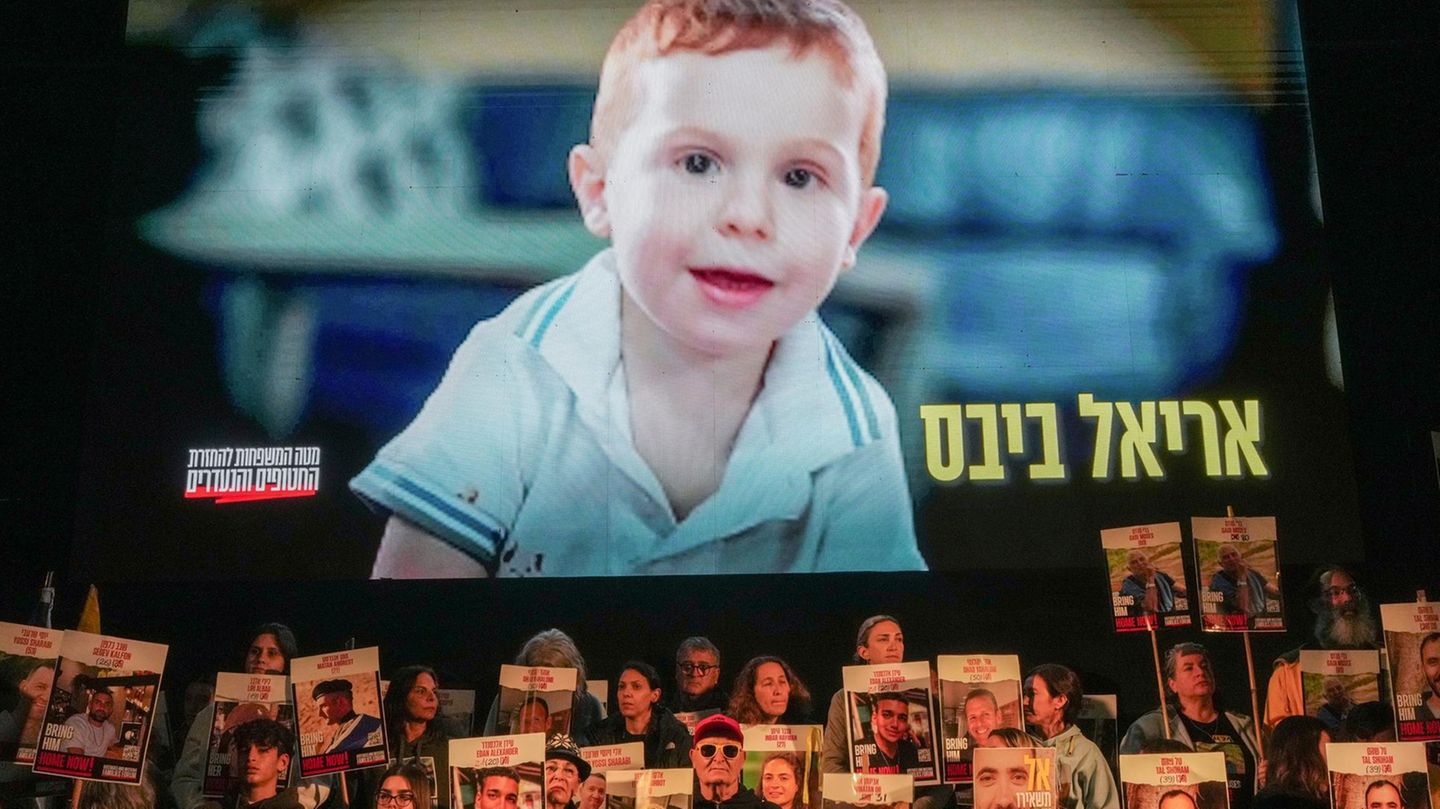 Während einer Protestkundgebung in Tel Aviv läuft im Hintergrund ein Video mit Ariel Bibas