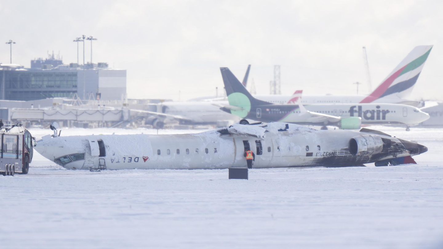 Toronto: Video footage shows plane crash landing (video)