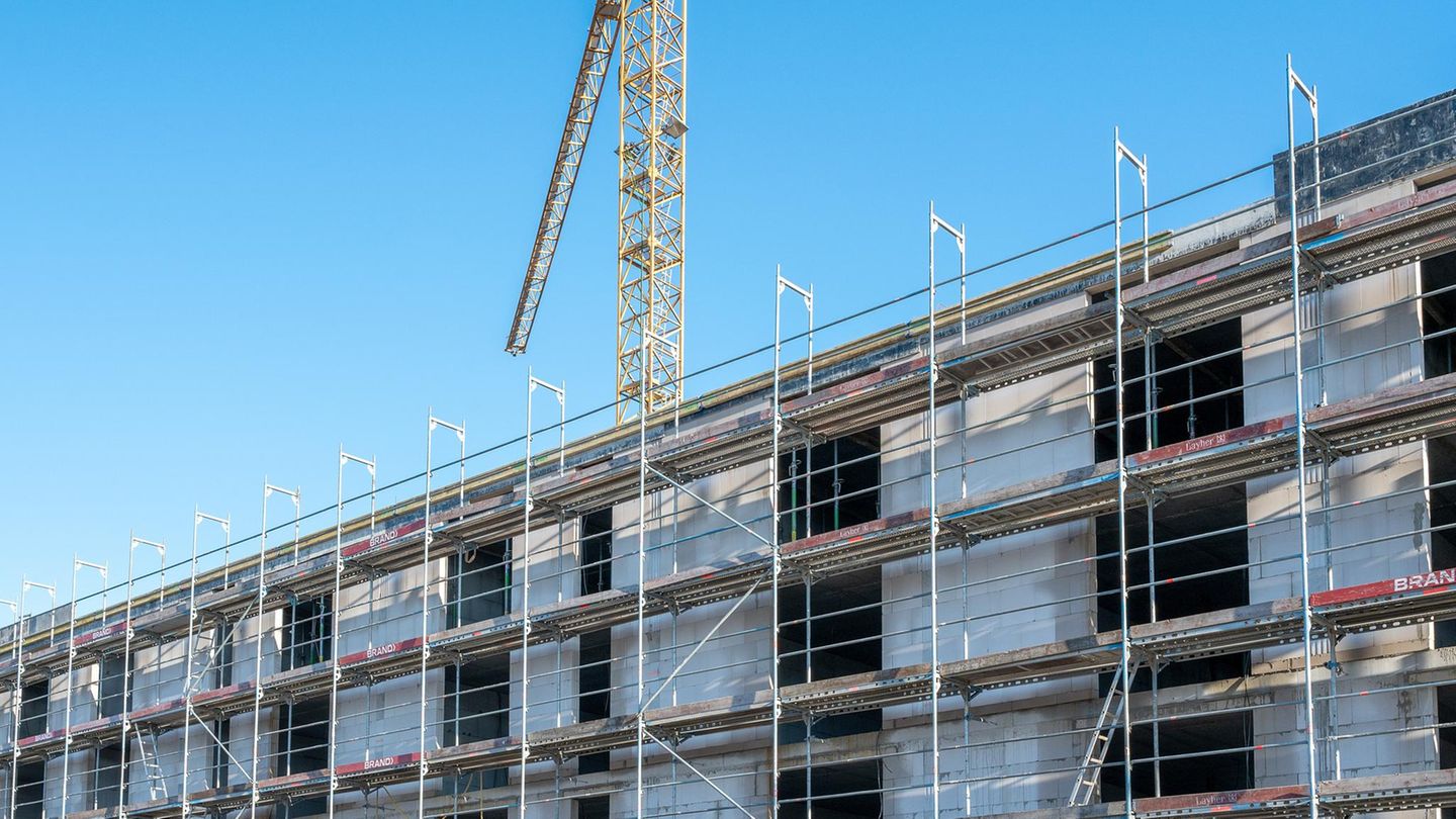 Göttingen: Neues Mehrfamilienhaus darf abgerissen werden – zu hoch Bauherr und Stadt Göttingen streiten sich seit einem Jahrzehnt wegen der Gebäudehöhe eines Mehrfamilienhauses (Symbolfoto)