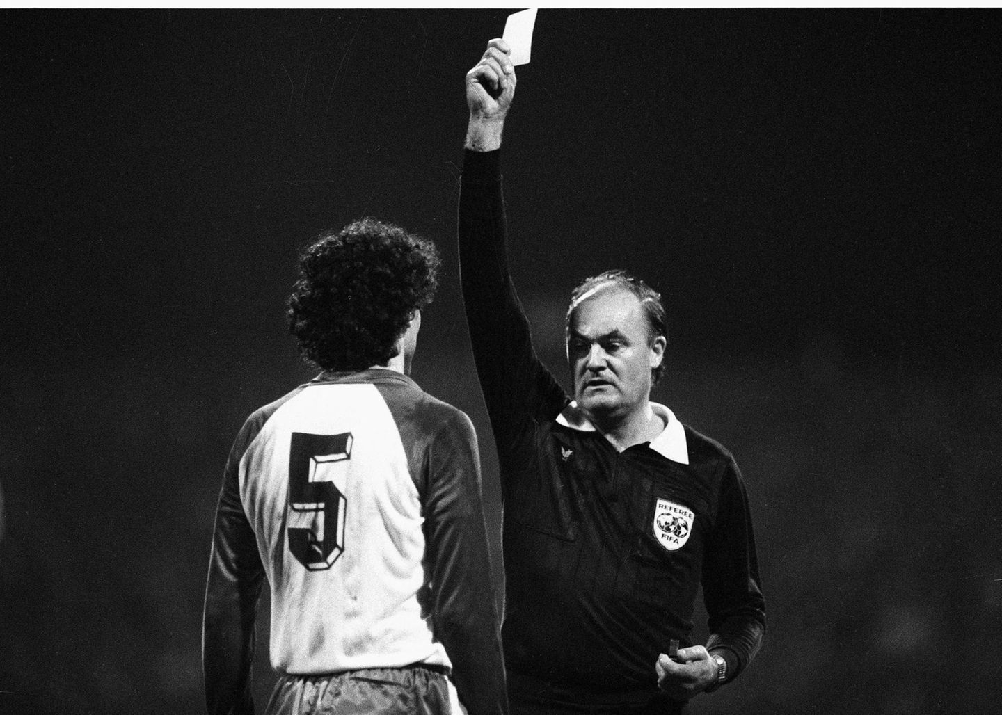 Volker Roth zeigt 1986 Bruno Pezzey von Werder Bremen die gelbe Karte