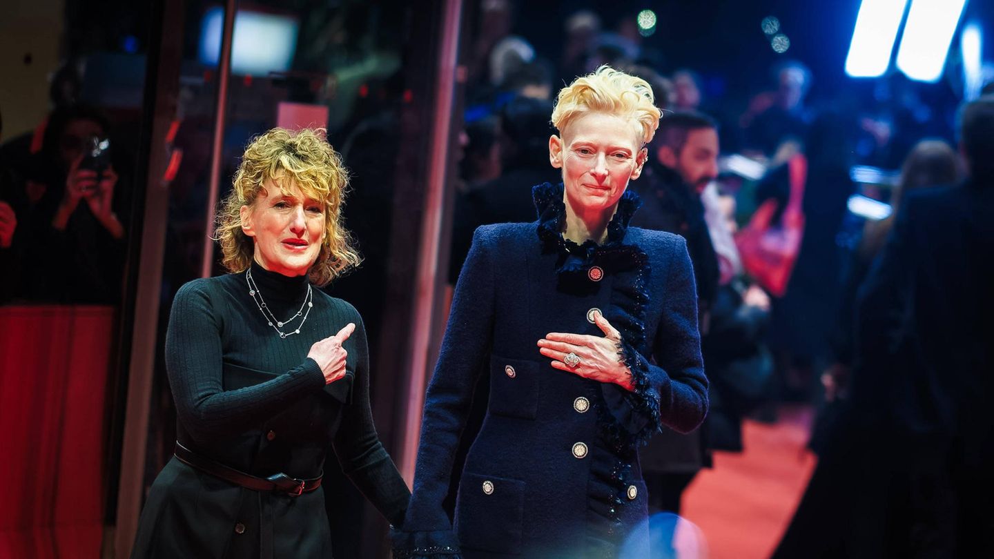 Berlinale-Chefin Tricia Tuttle (l.) und Ehrenbär-Preisträgerin Tilda Swinton bei der Eröffnung auf dem roten Teppich
