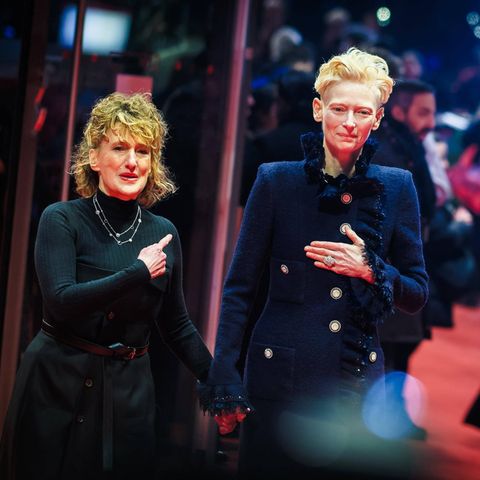 Berlinale-Chefin Tricia Tuttle (l.) und Ehrenbär-Preisträgerin Tilda Swinton bei der Eröffnung auf dem roten Teppich