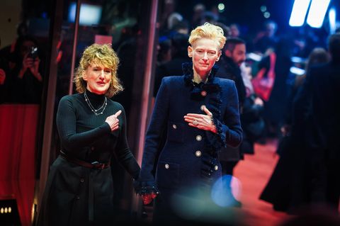 Berlinale-Chefin Tricia Tuttle (l.) und Ehrenbär-Preisträgerin Tilda Swinton bei der Eröffnung auf dem roten Teppich