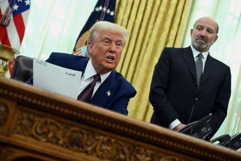 Donald Trump mit Harold Lutnick am 13. Februar