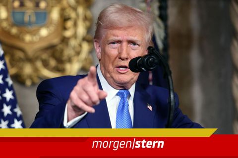 Donald Trump spricht in seinem Anwesen Mar-A-Lago