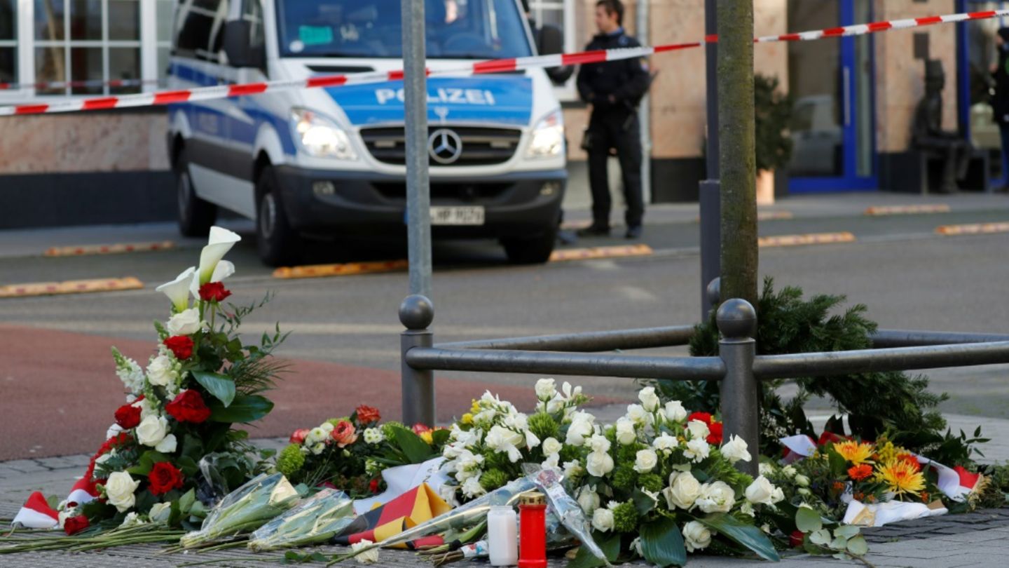 Blumen und Kerzen nach Anschlag von Hanau 2020