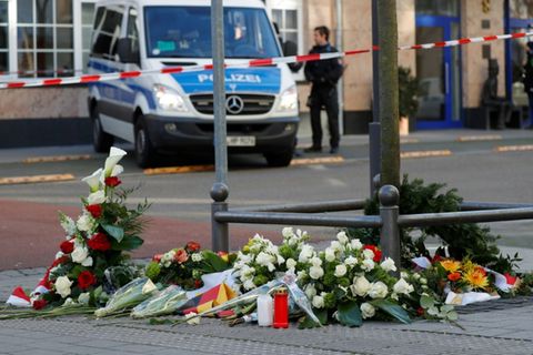 Blumen und Kerzen nach Anschlag von Hanau 2020