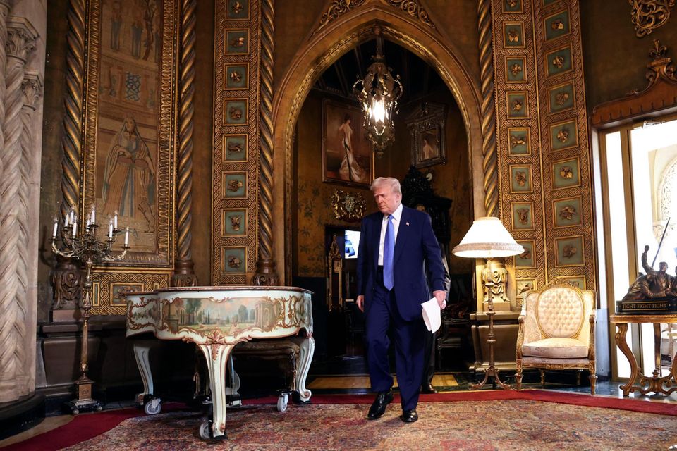 US-Präsident Donald Trump residiert in seinem Anwesen Mar-a-Lago recht dekadent US-Präsident Donald Trump residiert in seinem Anwesen Mar-a-Lago recht dekadent