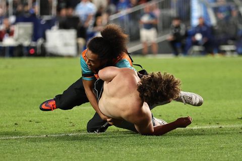 Flitzer wird bei einem Rugby-Spiel von einem Ordner zu Boden gerissen