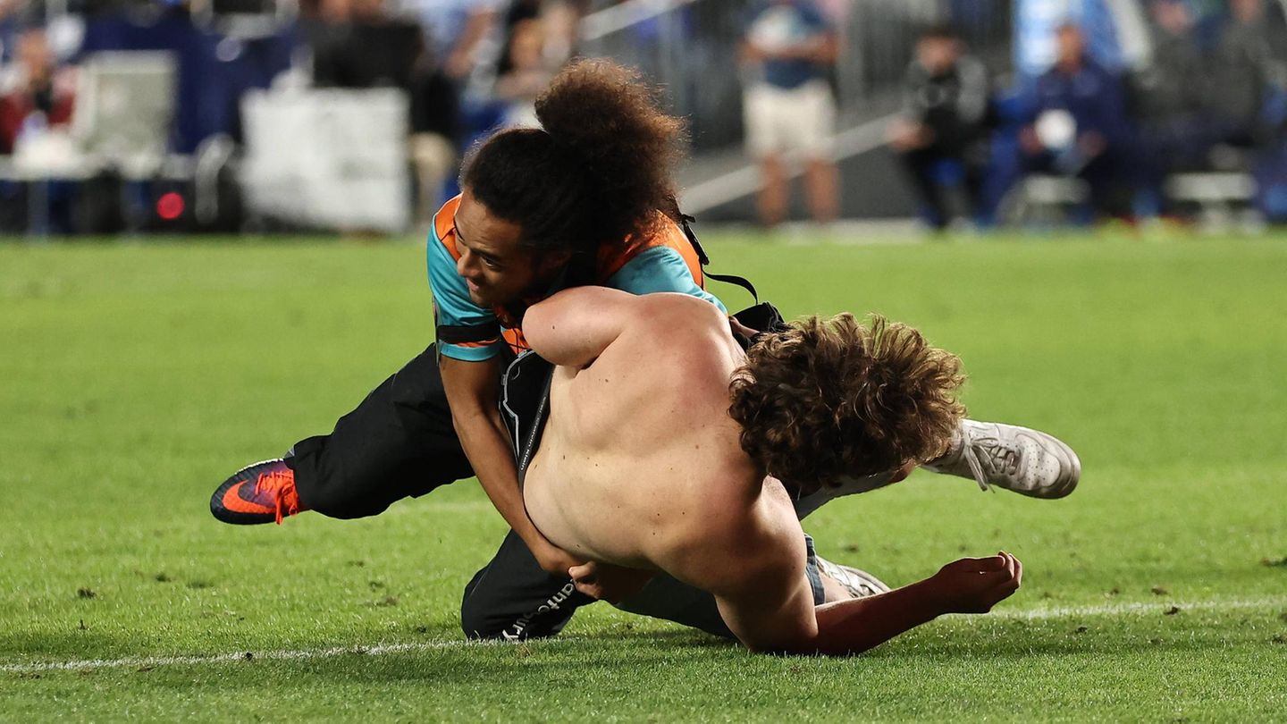 Flitzer wird bei einem Rugby-Spiel von einem Ordner zu Boden gerissen