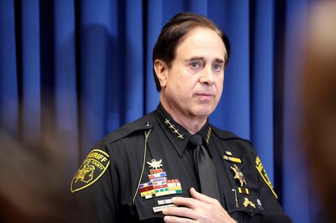 Sheriff Michael Bouchard informiert die Presse über den Fall der verlassenen Kinder