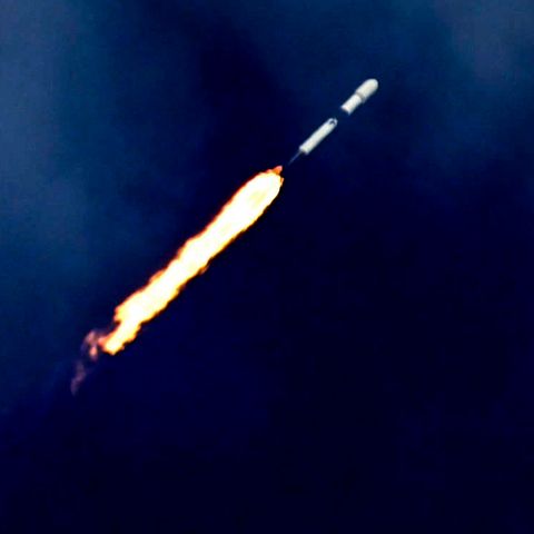Eine Falcon-9-Rakete von SpaceX bringt Starlink-Satelliten in die erdnahe Umlaufbahn