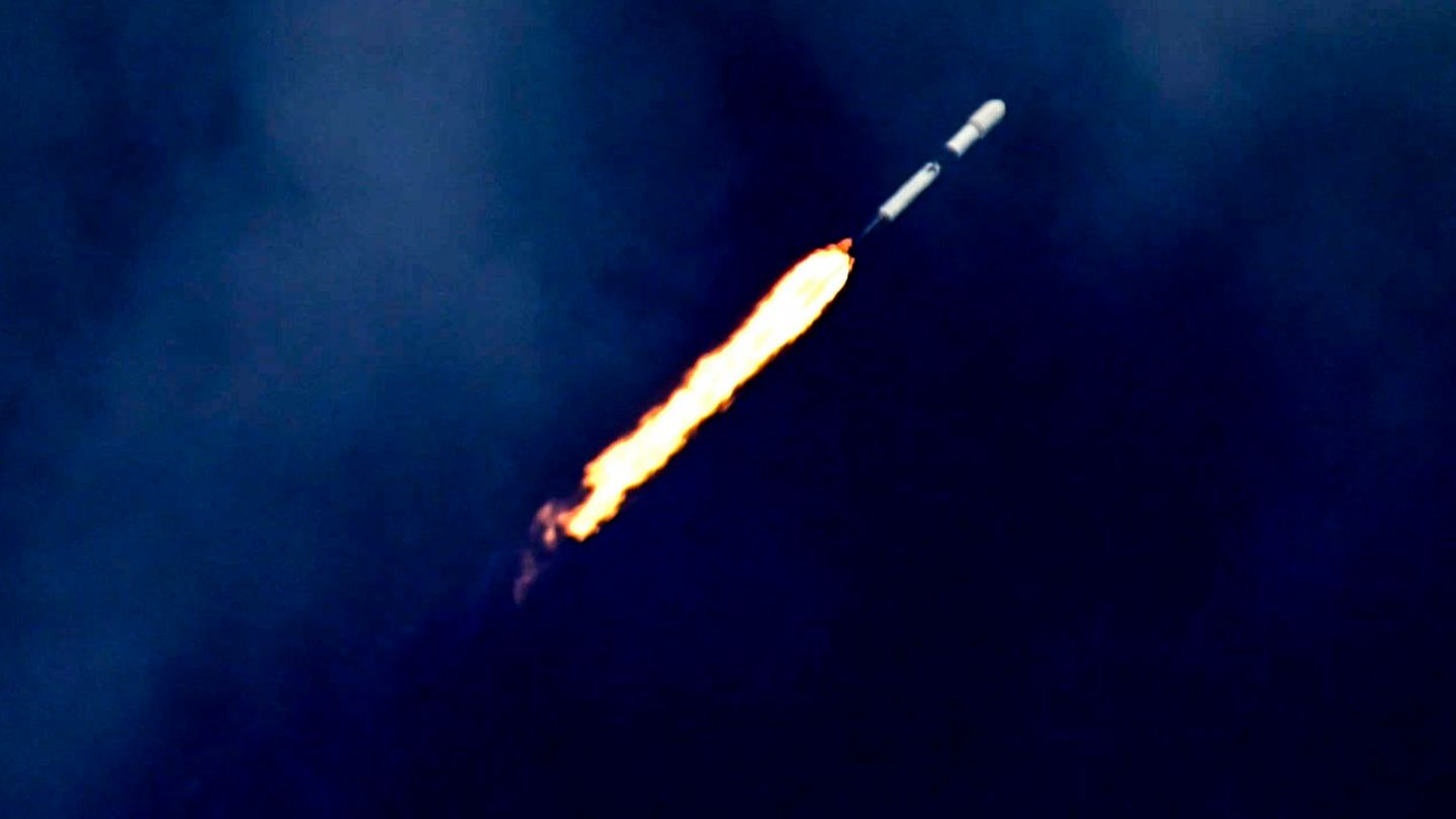 Eine Falcon-9-Rakete von SpaceX bringt Starlink-Satelliten in die erdnahe Umlaufbahn