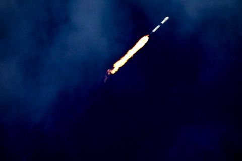 Eine Falcon-9-Rakete von SpaceX bringt Starlink-Satelliten in die erdnahe Umlaufbahn