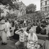 Vor den besetzten Hafenstraßen-Häusern nutzt ein älteres Paar eine Bank, um in aller Ruhe "Schiffe zu gucken"