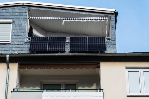Balkonkraftwerk: Solarpanele an der Außenfassade eines Hauses