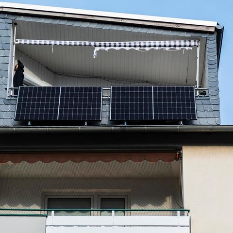 Balkonkraftwerk: Solarpanele an der Außenfassade eines Hauses