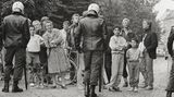 Die Polizei hat den Bereich um die Hafenstraße abgeriegelt und selbst die Anwohner durften nicht nach Hause gehen