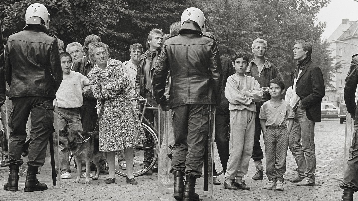 Die Polizei hat den Bereich um die Hafenstraße abgeriegelt und selbst die Anwohner durften nicht nach Hause gehen