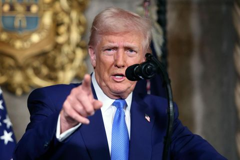 Trump gibt dem ukrainischen Präsidenten Selenskyj Mitschuld am Ukraine-Krieg: Es gebe in der Ukraine „eine Führung, die einen Krieg zugelassen hat, den es nie hätte geben dürfen“.